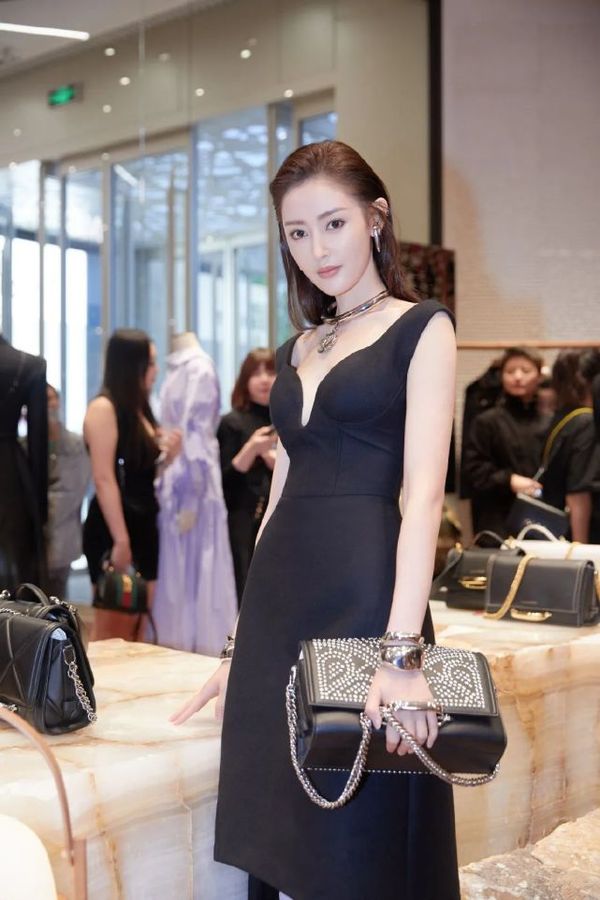 6park Com 张天爱的身材太吸睛 身穿黑色礼服大秀凹凸感 女人看了都太羡慕 6park Com 张天爱的身材太吸睛 身穿黑色礼服大秀凹凸感 女人看了都太羡慕